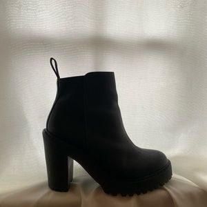 Dr Martens Magdalena leather heeled Chelsea boots